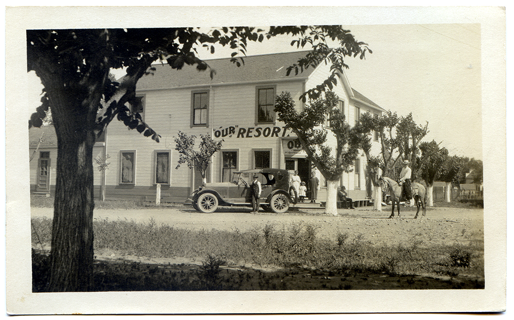 OurResortwCarandHorseHiRes